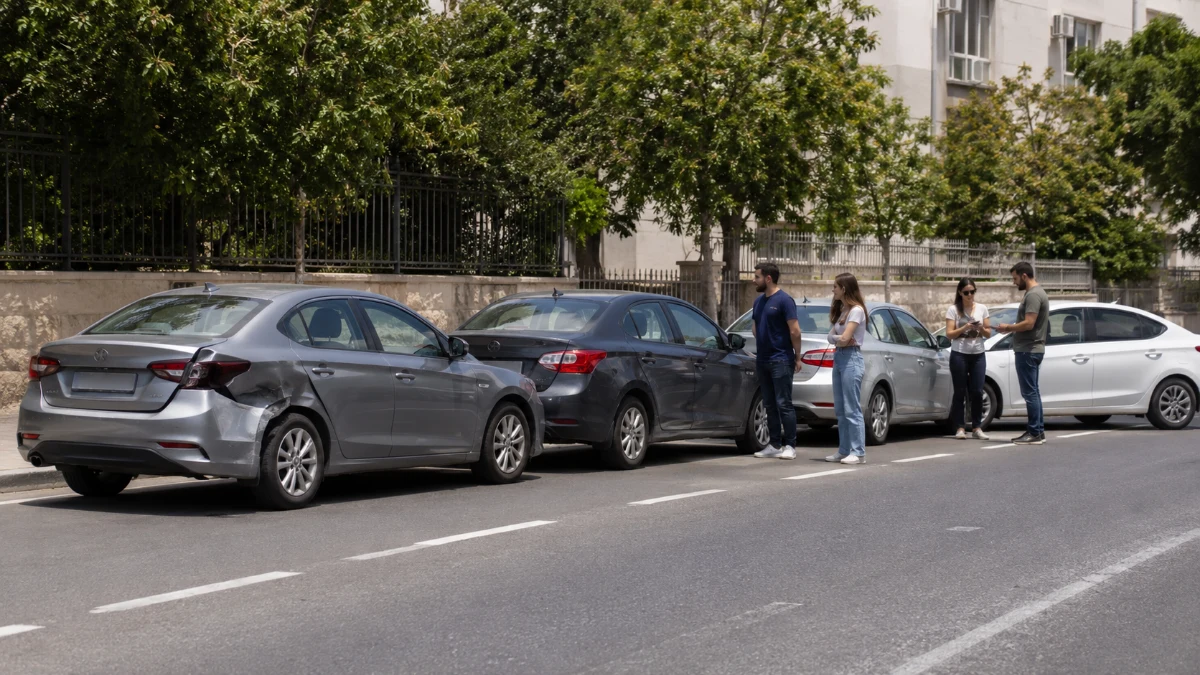 ארבע מכוניות עומדות בזו אחר זו בכביש לאחר פגיעה אחורית קלה