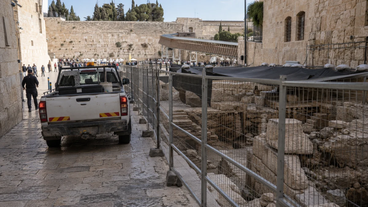 רחבת הכותל וסביבתה באזור שבו מצוי השטח שבמחלוקת על מעבר כלי רכב וחניה