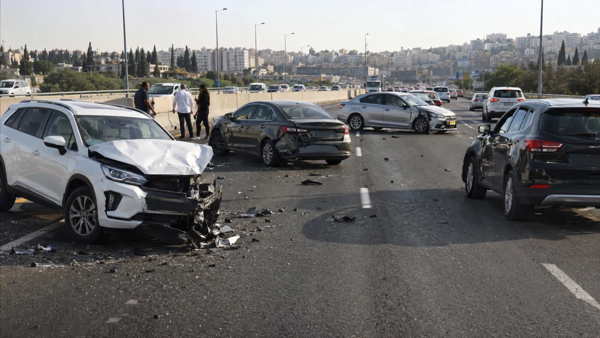 ארבעה כלי רכב בכביש רב נתיבי לאחר תאונת שרשרת, כפי שנקלטה במצלמות רכב