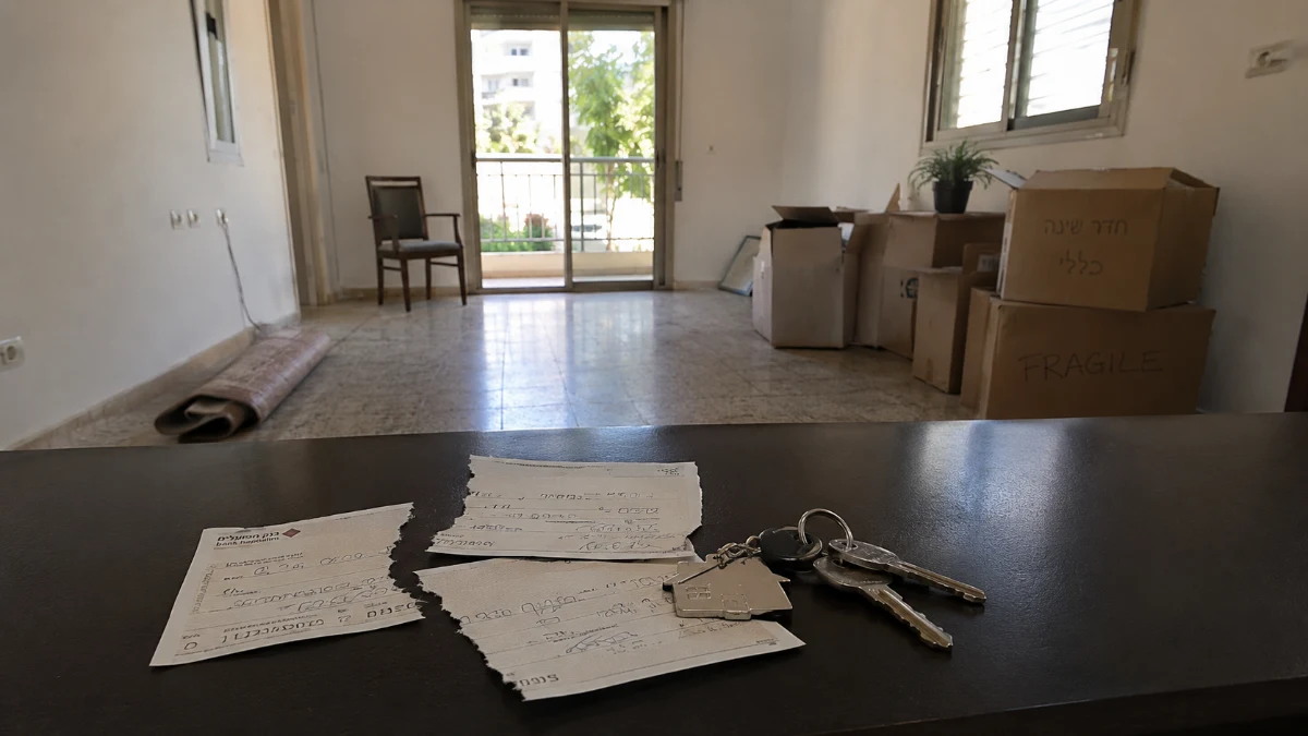 דירה שכורה בתל אביב עם ארגזי מעבר והמחאות, בהקשר לעזיבה מוקדמת ולמחלוקת על שוכר חלופי