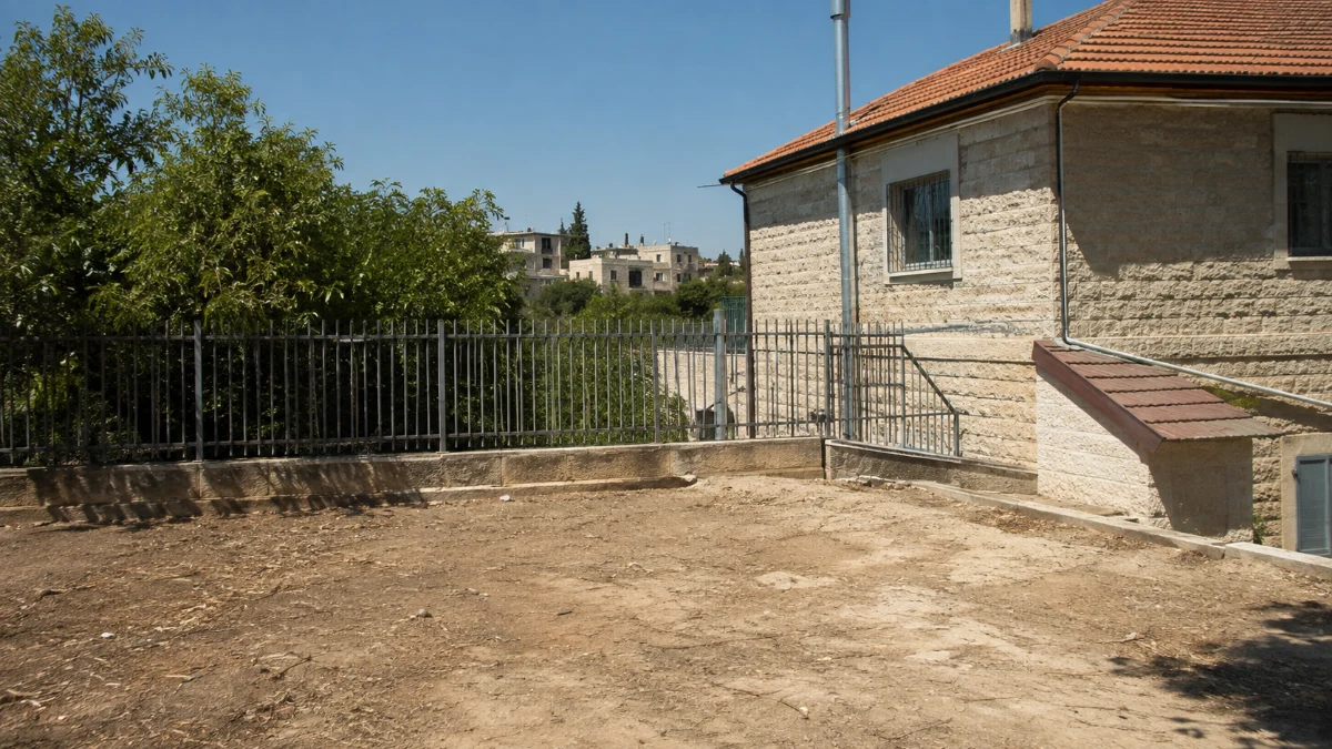 חצר בית מגורים ברחוב דלמן בשכונת שיח ג׳ראח בירושלים, המקרקעין שנדונו בתביעה