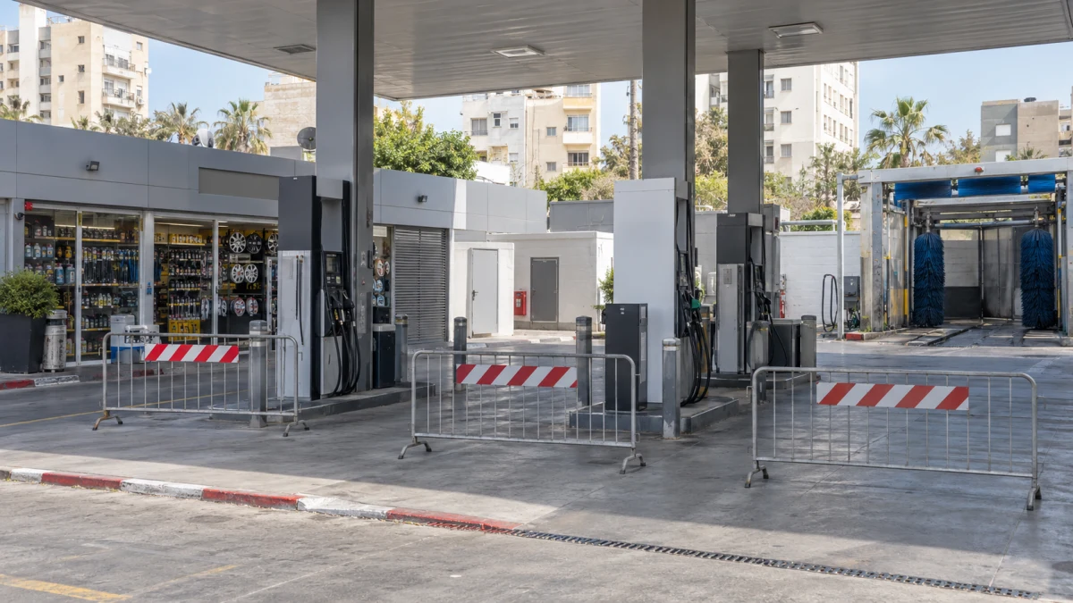 תחנת דלק עם משאבות, חנות לציוד משלים לרכב ועמדת שטיפה בבת ים, העסק שעמד במוקד בקשת הרישיון