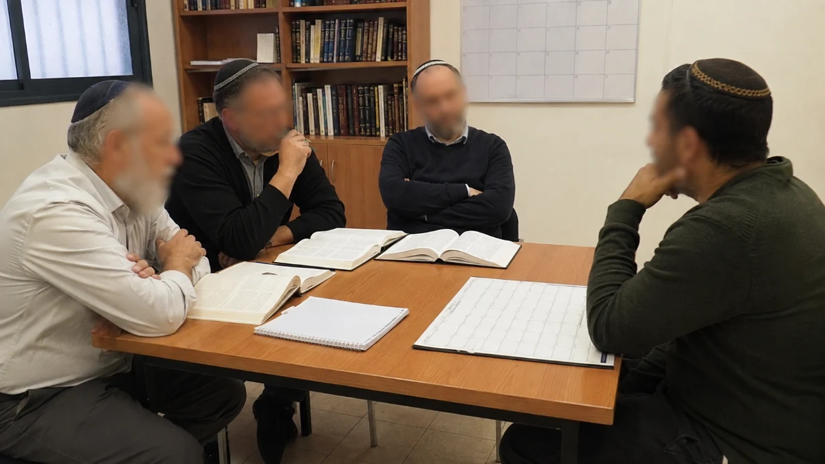 כיתה קהילתית ריקה ובה שולחן לימוד וכיסאות לאחר סיום שיעור