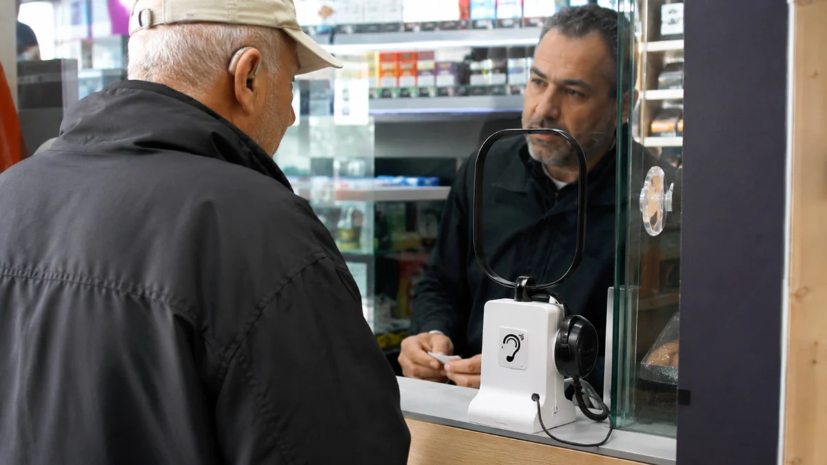 עמדת שירות בתחנת טוטו ובה מערכת לולאת השראה ואוזנייה נגישה