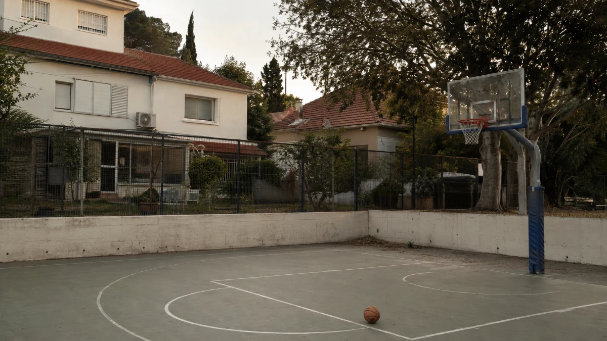מגרש כדורסל במתחם שבט צופים הסמוך לבתי מגורים בשכונת תל ברוך