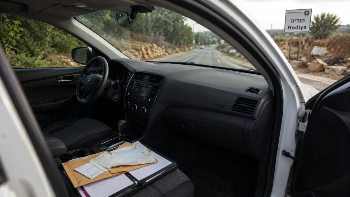 מכונית בדרך חזרה ממושב, לאחר איסוף המחאות מלקוחות במסגרת העבודה