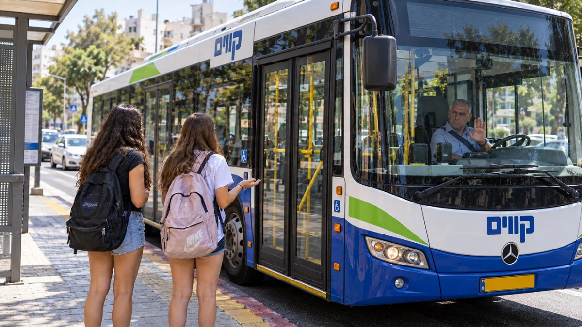 אוטובוס בתחנה בצומת בנימינה ונערה צעירה עומדת סמוך לדלת הקדמית, בהמחשה לאירוע שבמרכז הכרעת הדין
