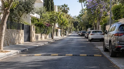 רחוב יבנה בהרצליה, כביש אספלט סלול בין בתי מגורים ועצים