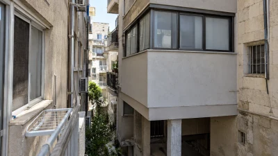 הבנייה יצרה מטרד לשכנה, אבל בית המשפט סירב להורות על הריסתה