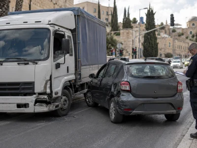 תמונה עבור נהגת הדאצ'ה טענה שהמשאית פגעה מאחור, בית המשפט קבע כי היא סטתה לנתיב המשאית