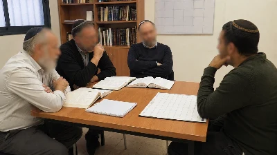 כיתה קהילתית ריקה ובה שולחן לימוד וכיסאות לאחר סיום שיעור
