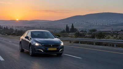 מכונית פרטית נוסעת לפנות בוקר סמוך לצומת מגדל העמק