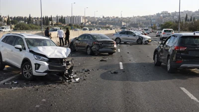 ארבעה כלי רכב בכביש רב נתיבי לאחר תאונת שרשרת, כפי שנקלטה במצלמות רכב