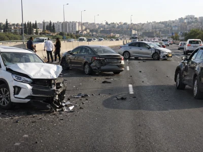 תמונה עבור טען שנהגת אחרת חתכה אותו, אך הסרטונים הכריעו: מלוא האחריות לתאונה עליו