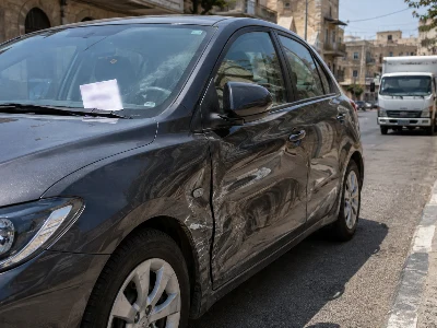 תמונה עבור פתק אנונימי על השמשה סייע להוכיח שמשאית פגעה ברכב חונה