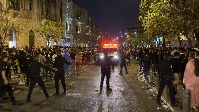 רחוב בירושלים שבו התרחשו אירועי פורים שבגינם הוגש כתב האישום, וברקע כוחות משטרה ואמבולנס