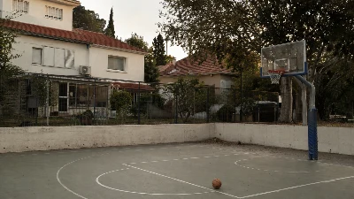 מגרש כדורסל במתחם שבט צופים הסמוך לבתי מגורים בשכונת תל ברוך