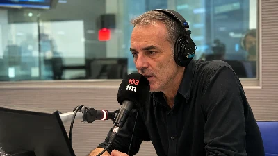 אולפן רדיו עם מיקרופון ושדרן לא מזוהה במהלך שידור, בהמחשה לתביעת לשון הרע שנדונה בבית המשפט