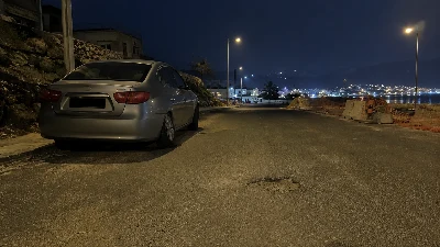 מכונית ליד מפגע בכביש עירוני בטבריה