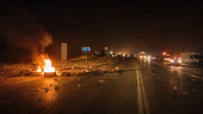כביש 6 בשעת לילה עם צמיגים החוסמים חלק מהנתיבים ואבנים מפוזרות על הכביש