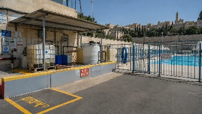 אזור תפעול של בריכת שחייה בירושלים עם מכלי חומרים לטיפול במים ואזור פריקה מופרד