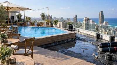 גג של מבנה מסחרי ועליו מתקני אירוח ובריכה לצד סימני רטיבות ואיטום