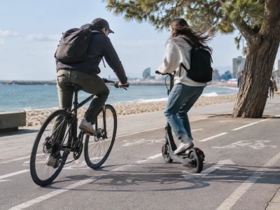 תמונה עבור רוכב אופניים נכנס למסלול הנגדי והתנגש בקורקינט: סרטון האבטחה התקבל והוא הורשע