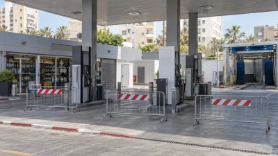 תחנת דלק עם משאבות, חנות לציוד משלים לרכב ועמדת שטיפה בבת ים, העסק שעמד במוקד בקשת הרישיון