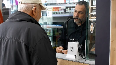 עמדת שירות בתחנת טוטו ובה מערכת לולאת השראה ואוזנייה נגישה