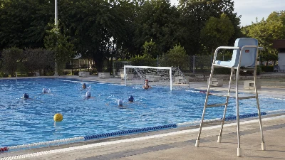 בריכת כדורמים בזמן אימון ולצדה כיסא מציל ריק