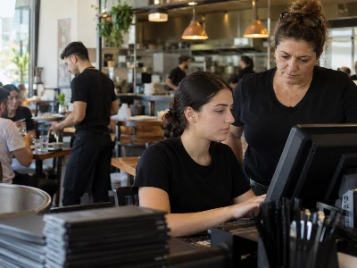 תמונה עבור בת שעבדה במסעדת אמה הוכרה כעובדת: צברה תקופת אכשרה לדמי אבטלה