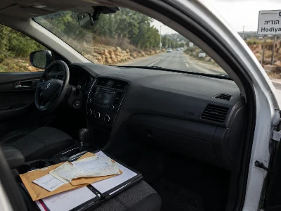 תמונה עבור אספה המחאות מלקוחות ונפגעה בדרך חזרה: התאונה לא הוכרה כתאונת עבודה