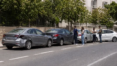 ארבע מכוניות עומדות בזו אחר זו בכביש לאחר פגיעה אחורית קלה